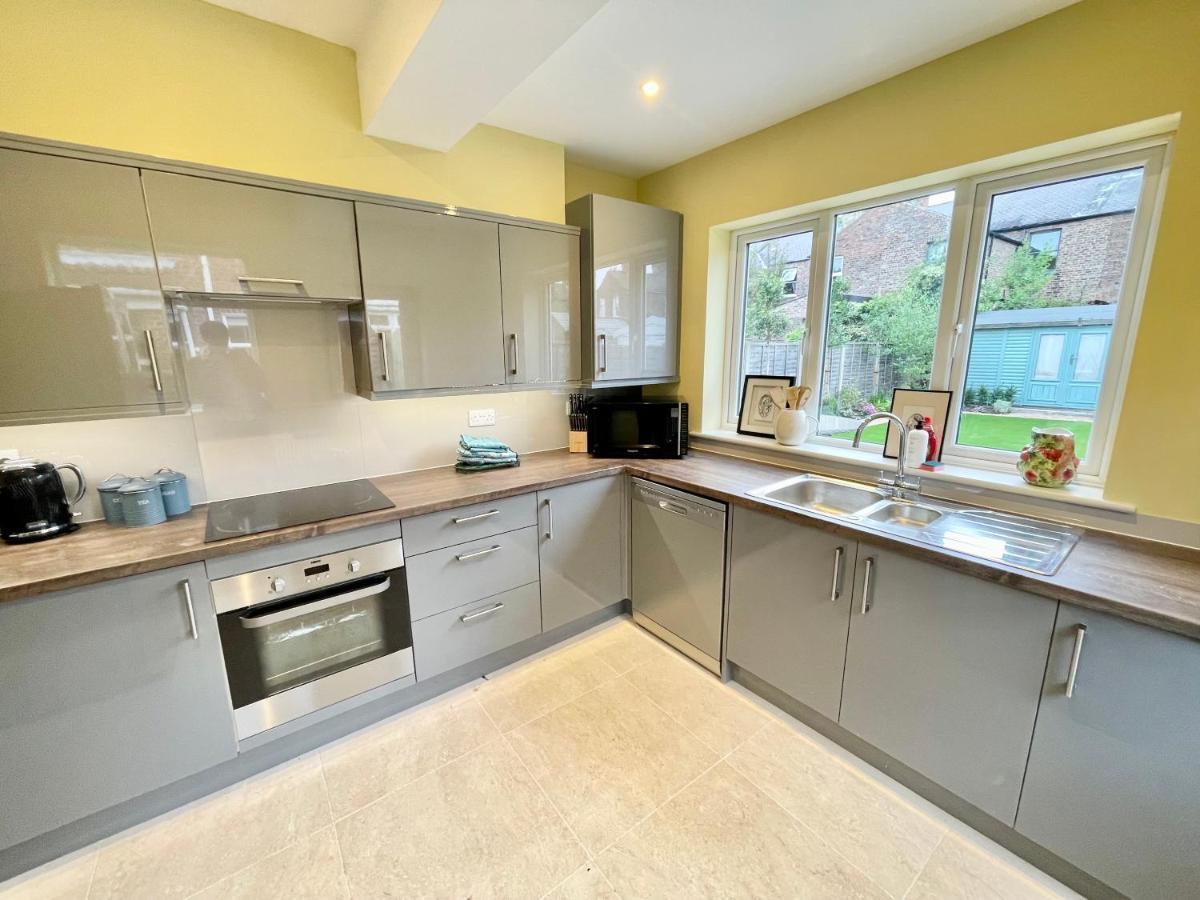 Central Townhouse With Free Off Road Parking And Garden Йорк Экстерьер фото
