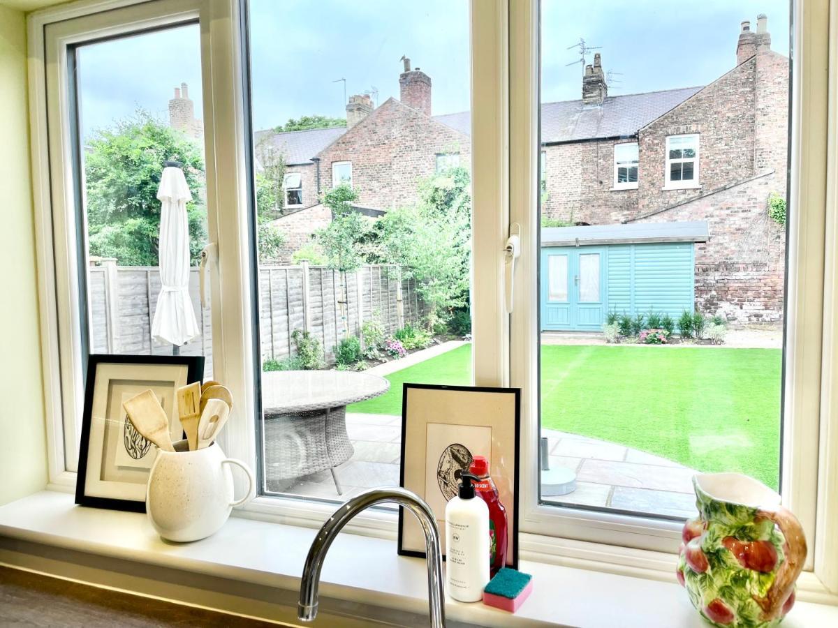 Central Townhouse With Free Off Road Parking And Garden Йорк Экстерьер фото