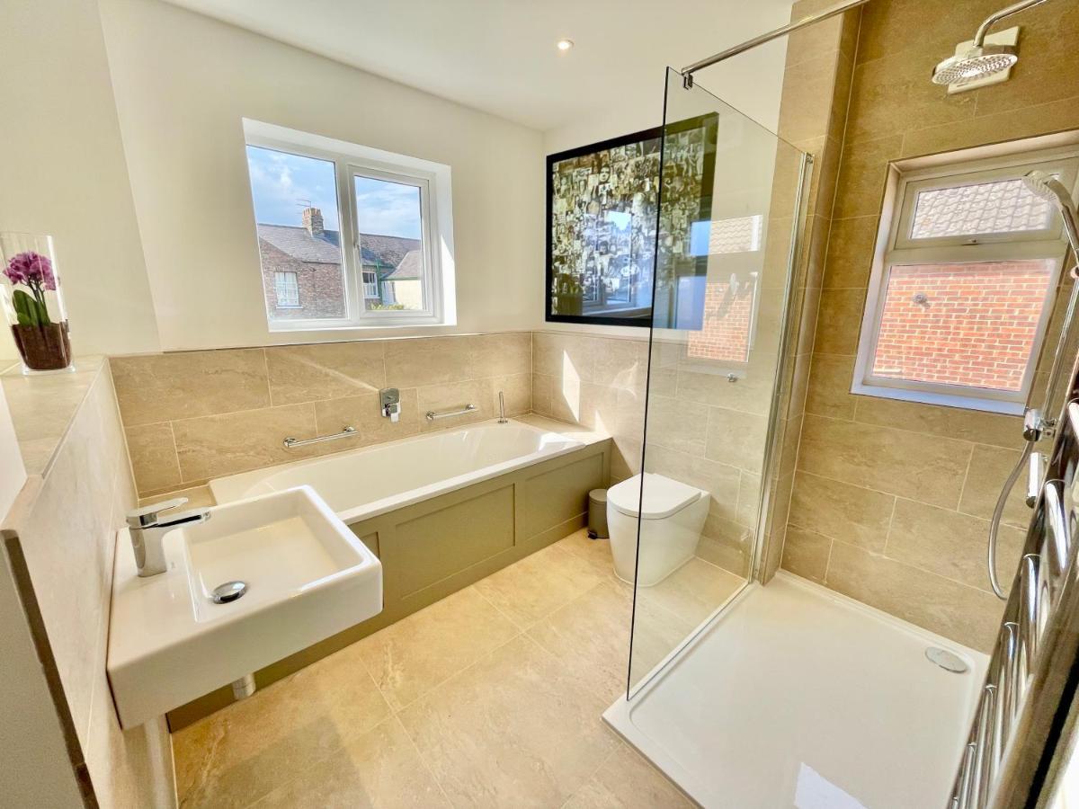 Central Townhouse With Free Off Road Parking And Garden Йорк Экстерьер фото